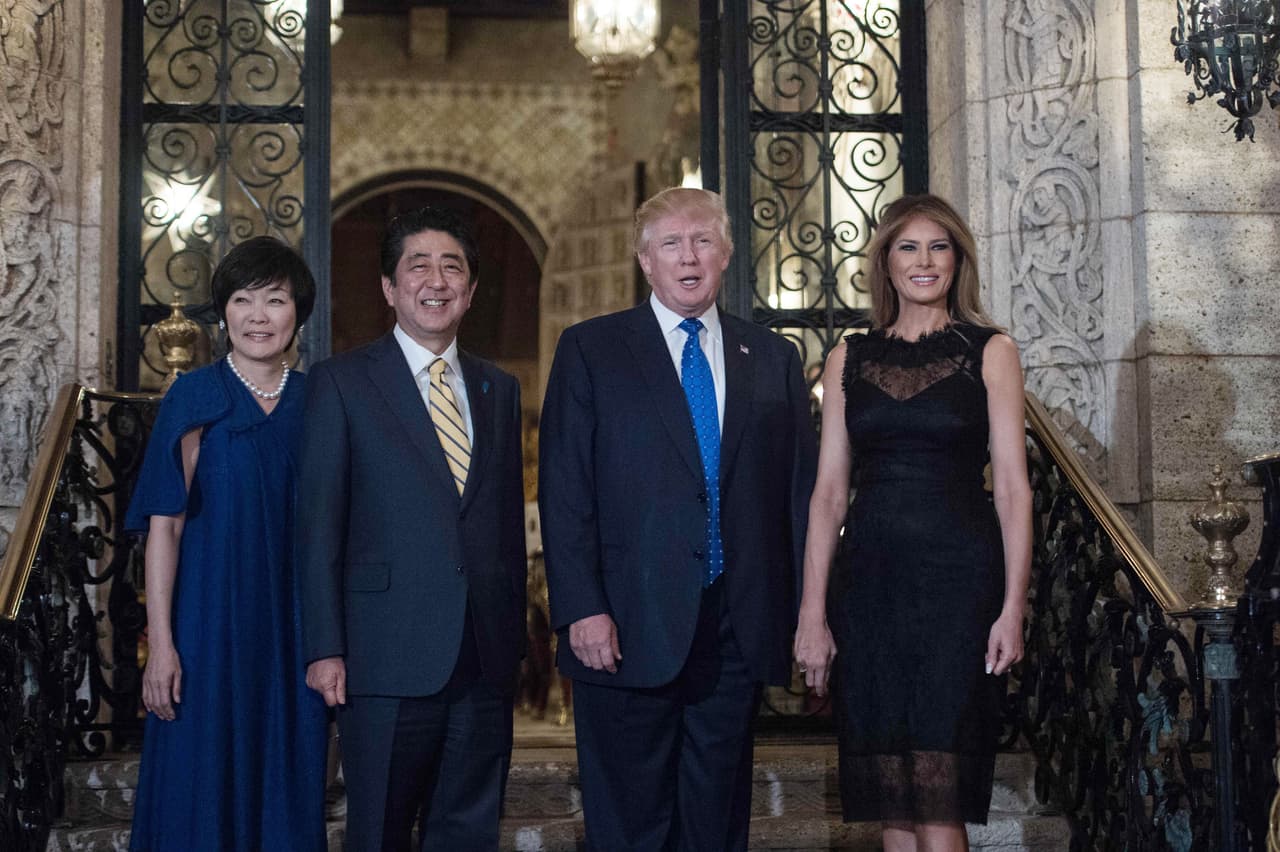 <b>Look total: </b>vestido de marca desconocida de encaje negro,
<b> más de $1,000</b>
<br>
<br>
<b>Febrero 11:</b> Desde tempranos días del mandato de Donald Trump, quedó sentado el presedente de que las cenas de estado y celebraciones con mandatarios de otros países tendrían lugar sobre todo en Mar-a-Lago. En esta ocasión homenajenado al Primer Ministro japonés, Shinzo Abe, y su esposa, Melania Trump usó un vestido de encaje negro de largo Chanel.