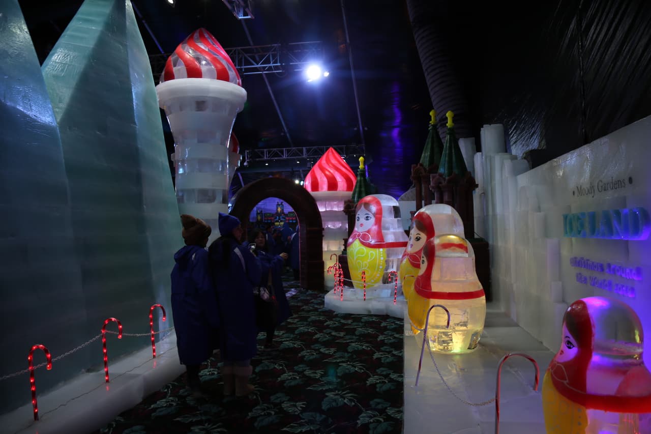 Y en un ambiente siberiano, no podía faltar una caracterización de las famosas Matrioskas o muñecas rusas.