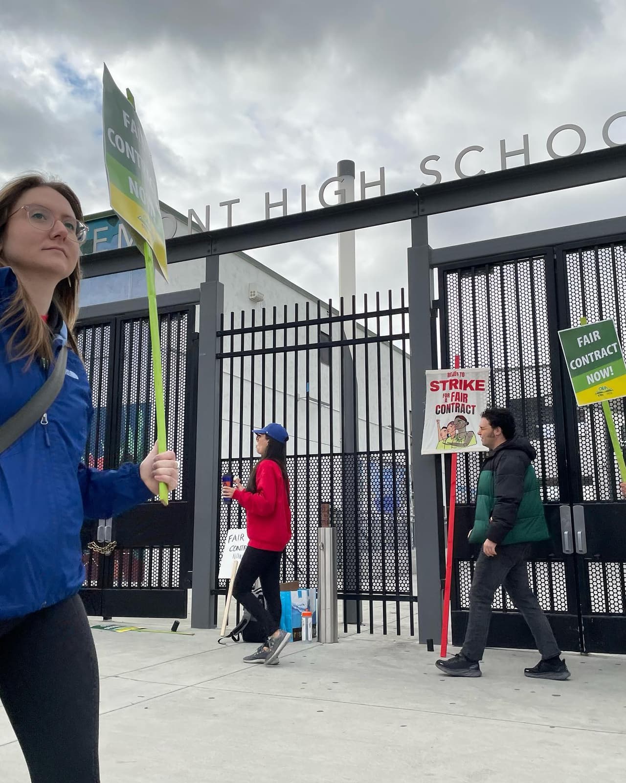 Unos 3,000 maestros se declararon en huelga tras fracasar las negociaciones con el distrito escolar.