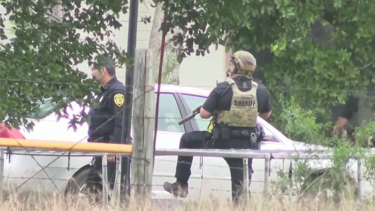 Autoridades del condado de Bexar atienden el atrincheramiento de un hombre y dos menores de edad