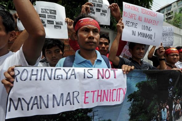 Los miembros de este grupo étnico no son reconocidos como ciudadanos por el gobierno de la antigua Birmania, que los describe como inmigrantes ilegales procedentes de la vecina Bangladesh.