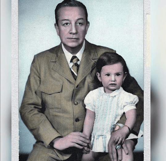 Esta estrella es originaria de México y en esta foto la vemos con su papá, quien falleció cuando ella tenía apenas cinco años, lo cual no frenó sus sueños y en la actualidad 
<b><a href="https://www.univision.com/los-angeles/klve/musica/omar-y-argelia-show/me-escuchan-me-oyen-thalia-cuenta-como-surgio-su-challenge-video">es toda una celebridad musical, de las redes sociales y exitosa empresaria</a></b>.