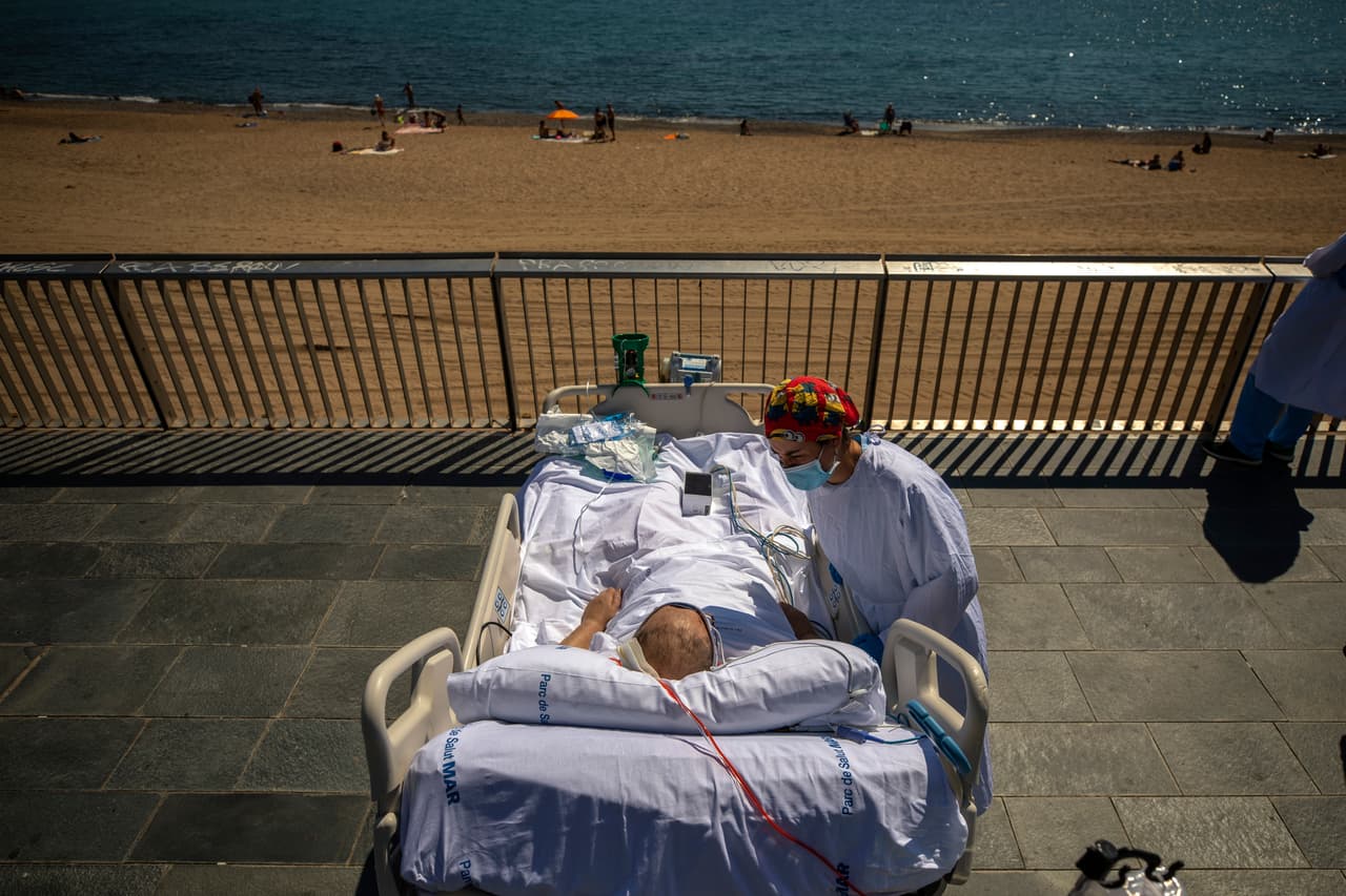 El equipo médico del Hospital del Mar, ubicado frente a la costa en Barcelona, está viendo si los viajes cortos a la playa pueden ayudar a los pacientes de
<a href="https://www.univision.com/temas/coronavirus">covid-19</a> después de las estadías prolongadas y traumáticas en las unidades de cuidados intensivos.