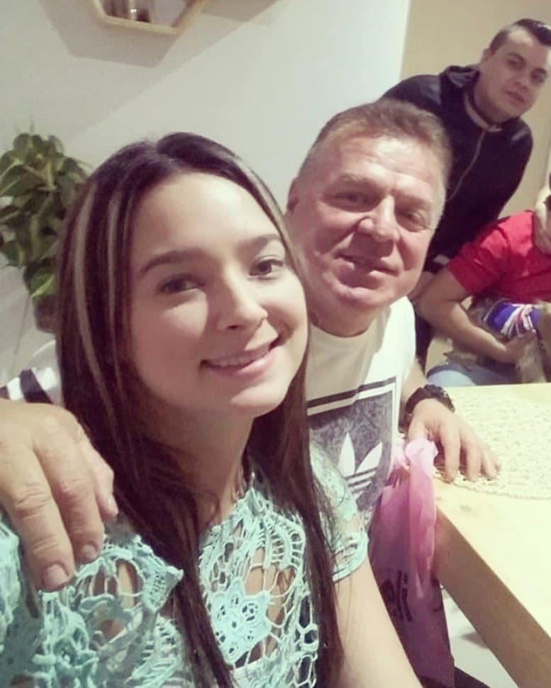 El nombre de Katherine Giraldo apareció apenas hace unos cuantos años en la vida de la cantante 
<a href="https://www.univision.com/radio/dallas-kfzo-fm/temas/karol-g">Karol G</a>, luego de enterarse que esta joven era su media hermana, fruto de una relación extramarital de su padre, el señor Guillermo Giraldo.