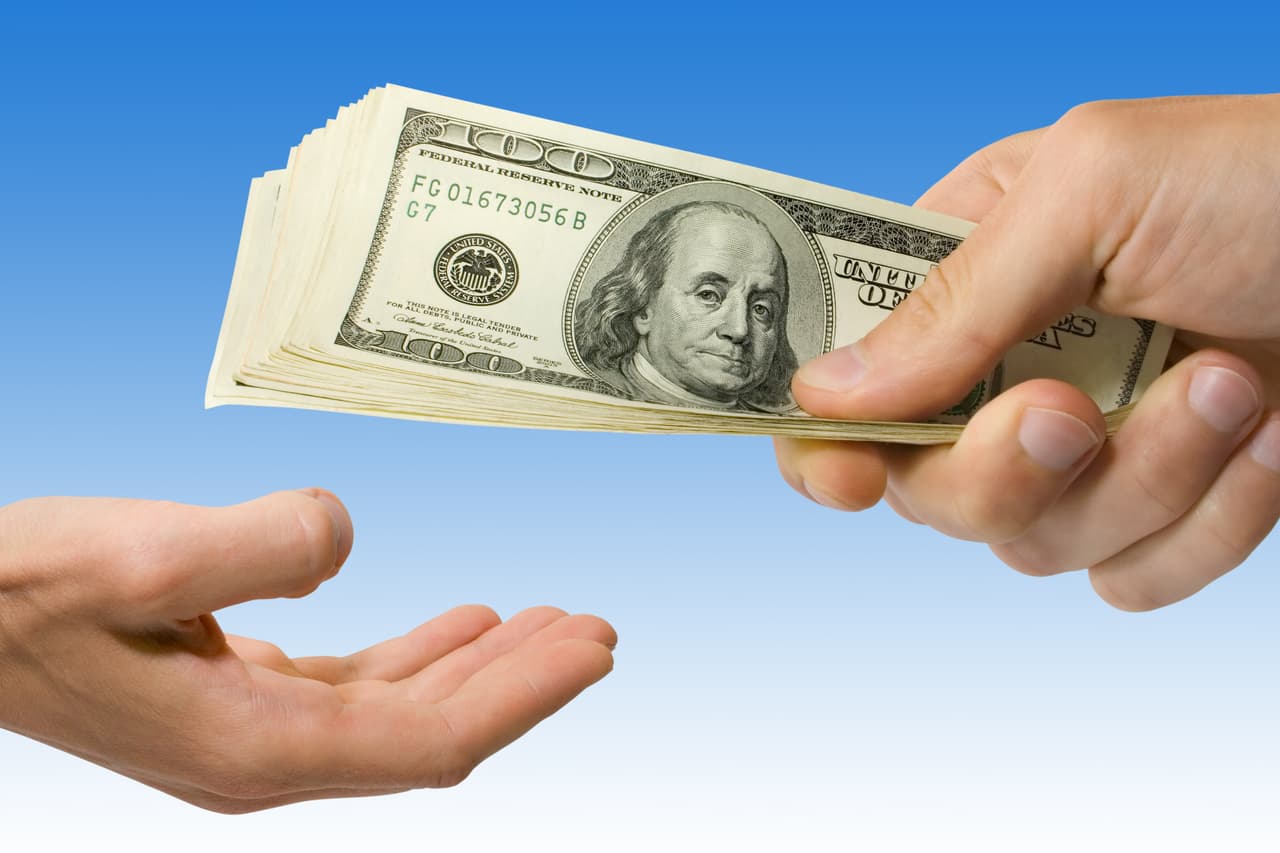 El tener una visión más clara de los pagos que tienes que cubrir y saber en qué otras áreas estas gastando, es una excelente manera para que empieces a considerar si puedes reducir alguno de ellos.