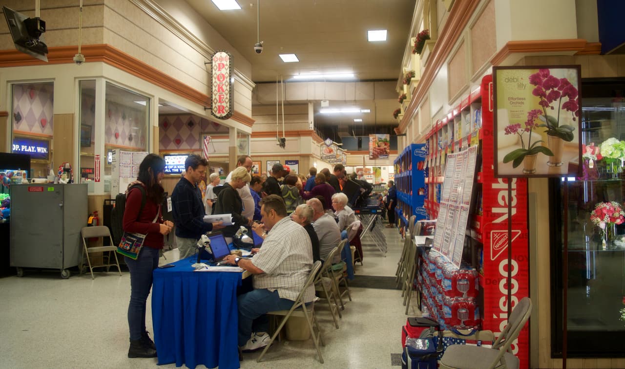 Los supermercados populares Albertsons, son de las sedes de votación más visitadas en Las Vegas. Aquí en el West Craig Road al cierre de la jornada de voto temprano el 24 de octubre de 2016.