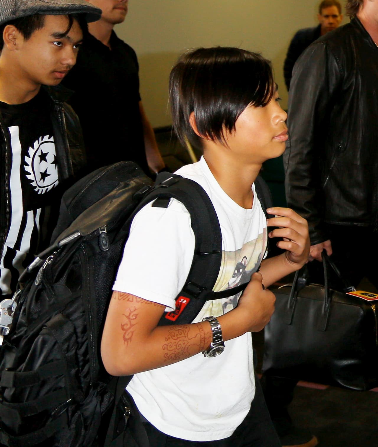 El famoso matrimonio arribó al aeropuerto de Los Ángeles en compañía de todos sus hijos, ¡son una linda familia!