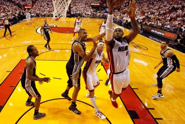 Habrá séptimo juego entre los Spurs y los Heat (30 fotos) ¡Locura total! Un juego electrizante, inolvidable, donde ambos equipos dieron una demostración inolvidable en el American Airlines Arena, manteniendo en vilo a los fanáticos en San Antonio y en Miami, primero durante los 48 minutos regulares y después en los 5 minutos de OT. .Tim Duncan, con una clásica demostración durante todo el partido, anotó más tantos en la primera mitad que la combinación de los 3 de Miami, Wade-James-Bosh 25/21, facilitando que los Spurs dominaran al Heat hasta comenzar el cuarto período, cuando Miami llevo a cabo un cambio de jugadores. Cuando solo faltaban 5 segundos para coronarse campeones los San Antonio Spurs, el incomparable Ray Allen empató el partido con un tiro de 3 puntos, forzando el OT. Con 1:43 en el reloj, LeBron James (triple/doble, 32 puntos, 11 asistencias y 10 rebotes) encaramó al Heat 101-100, y al concluir el OT, de nuevo Allen realizó una formidable jugada defensiva, dando dos puntos más al Heat, que terminó, a pesar de los umpires y para desconcierto de los comentaristas que daban el cetro a San Antonio, 103-101 sobre los Spurs. .