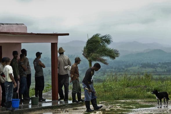 La emisora oficial Radio Taíno informó de que hasta el momento se habían reportado 22 derrumbes "ligeros y parciales" en dos barrios del centro de la ciudad, mientras cuatro personas resultaron lesionadas tras quedar atrapadas en los desplomes.