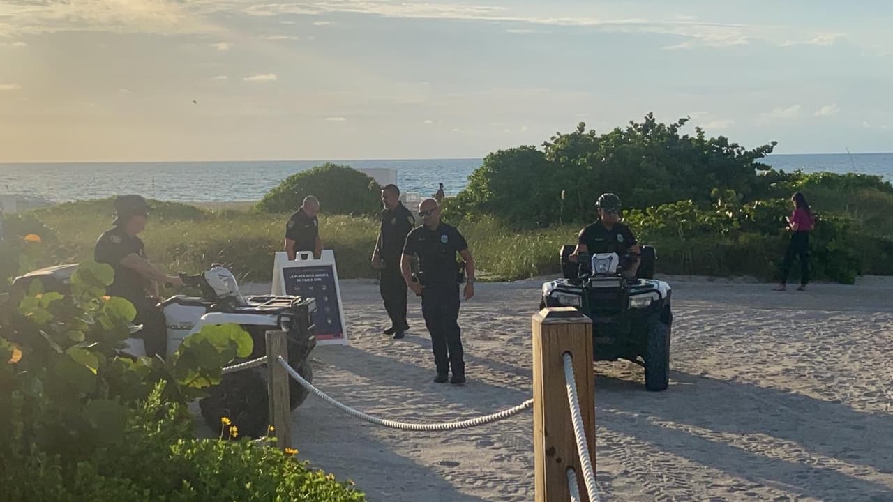 Los oficiales de policía también llegaron antes de que se abrieran las playas, para vigilar que se cumplan las medidas.