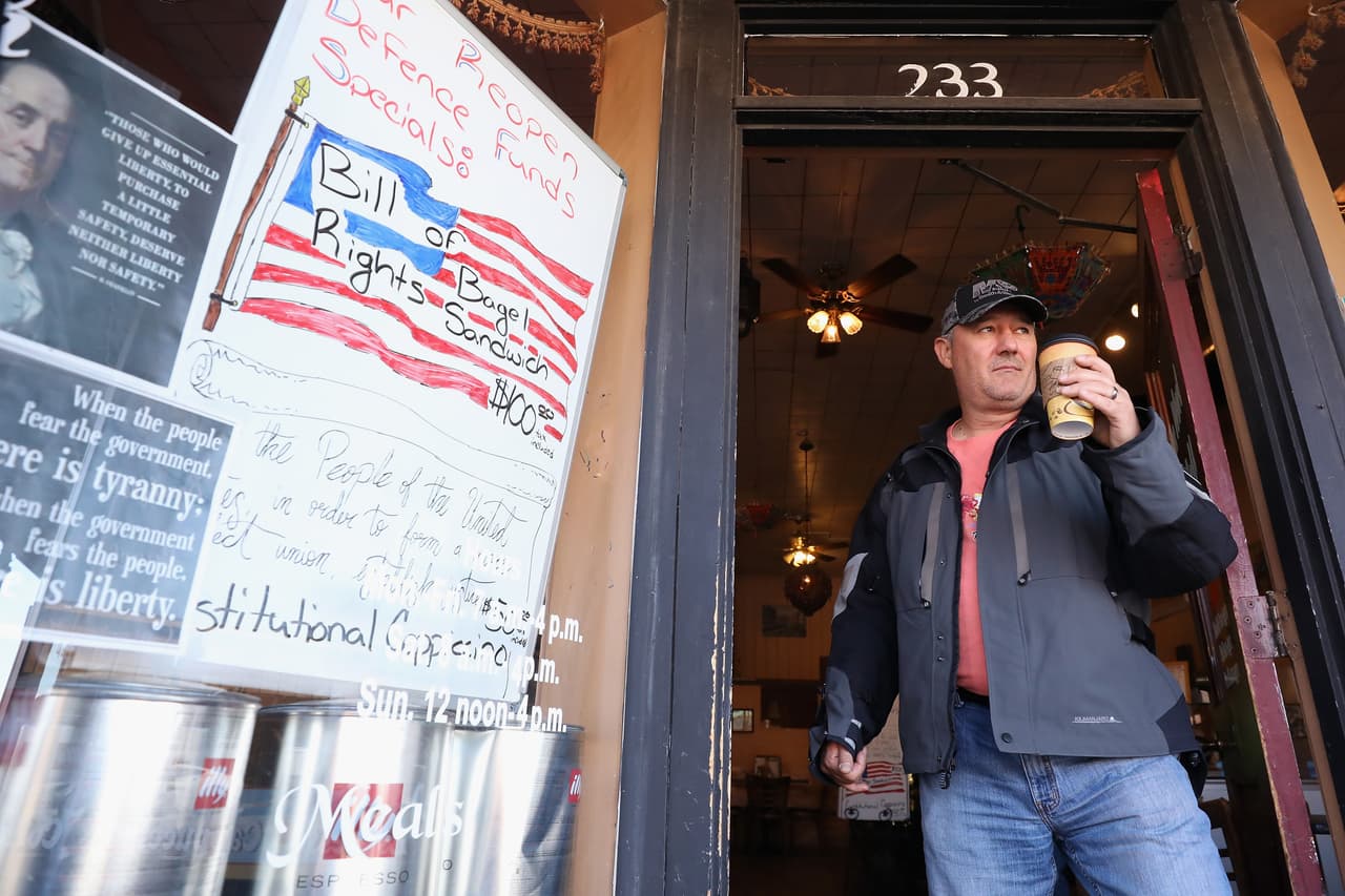 Quienes lo ignoren podrían enfrentar multas. Ducey extendió las restricciones hasta el 15 de mayo, pero dijo que los minoristas no esenciales, grandes y pequeños, pueden reabrir con precaución.