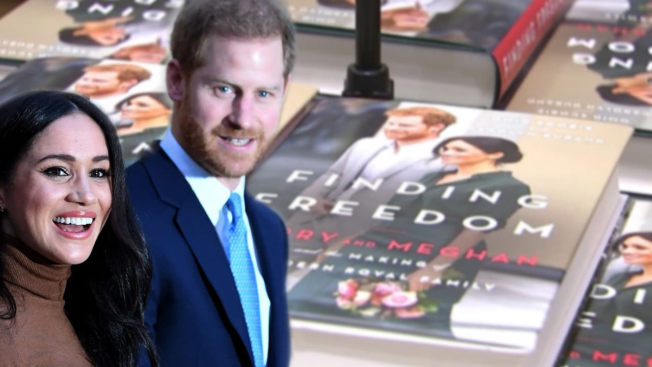 Los autores Amid Scobie y Carolyn Durand dicen que la pareja cree que la monarca 
<b><a href="https://www.dailymail.co.uk/news/article-9907867/Defiant-Harry-Meghan-stand-truth-bomb-claims-against-royals.html" target="_blank">"no se hizo cargo plenamente"</a></b> de la acusación que hicieron. 
<br>