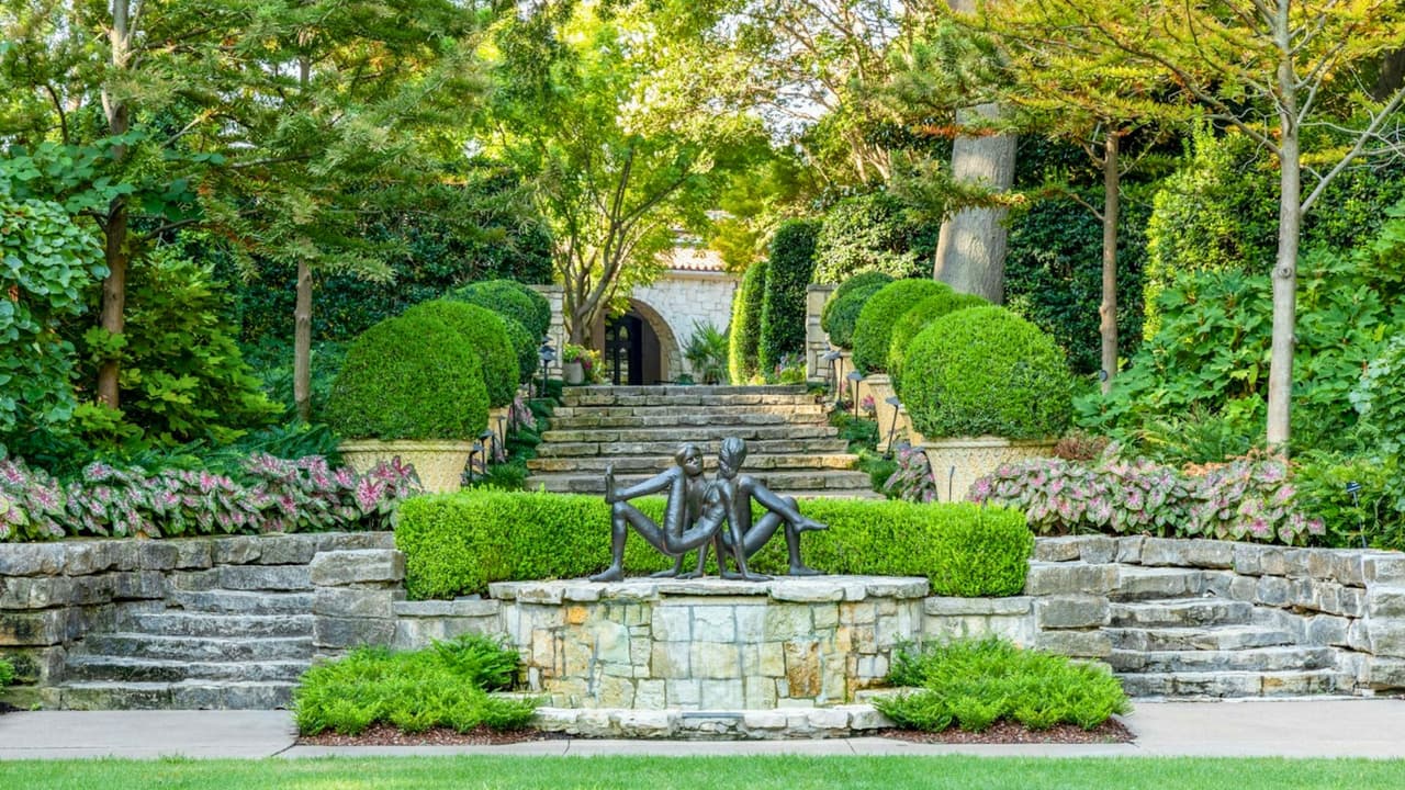 <b>Pasa el fin de semana del Día del Trabajo en el <a href="https://g.co/kgs/kPzhdSS" target="_blank">Dallas Arboretum and Botanical Garden</a></b>. Disfruta de 
<b>un pícnic con amigos y familiares</b>, visita el Zoológico de Mascotas Country Critters y déjate llevar por la música en vivo todos los días de 12:00 pm a 4:00 pm. ¡Y no te pierdas que 
<b>la entrada general incluye acceso gratuito al Jardín de Aventuras para Niños del 31 de agosto al 2 de septiembre</b>! ¡Será un fin de semana lleno de diversión y naturaleza!