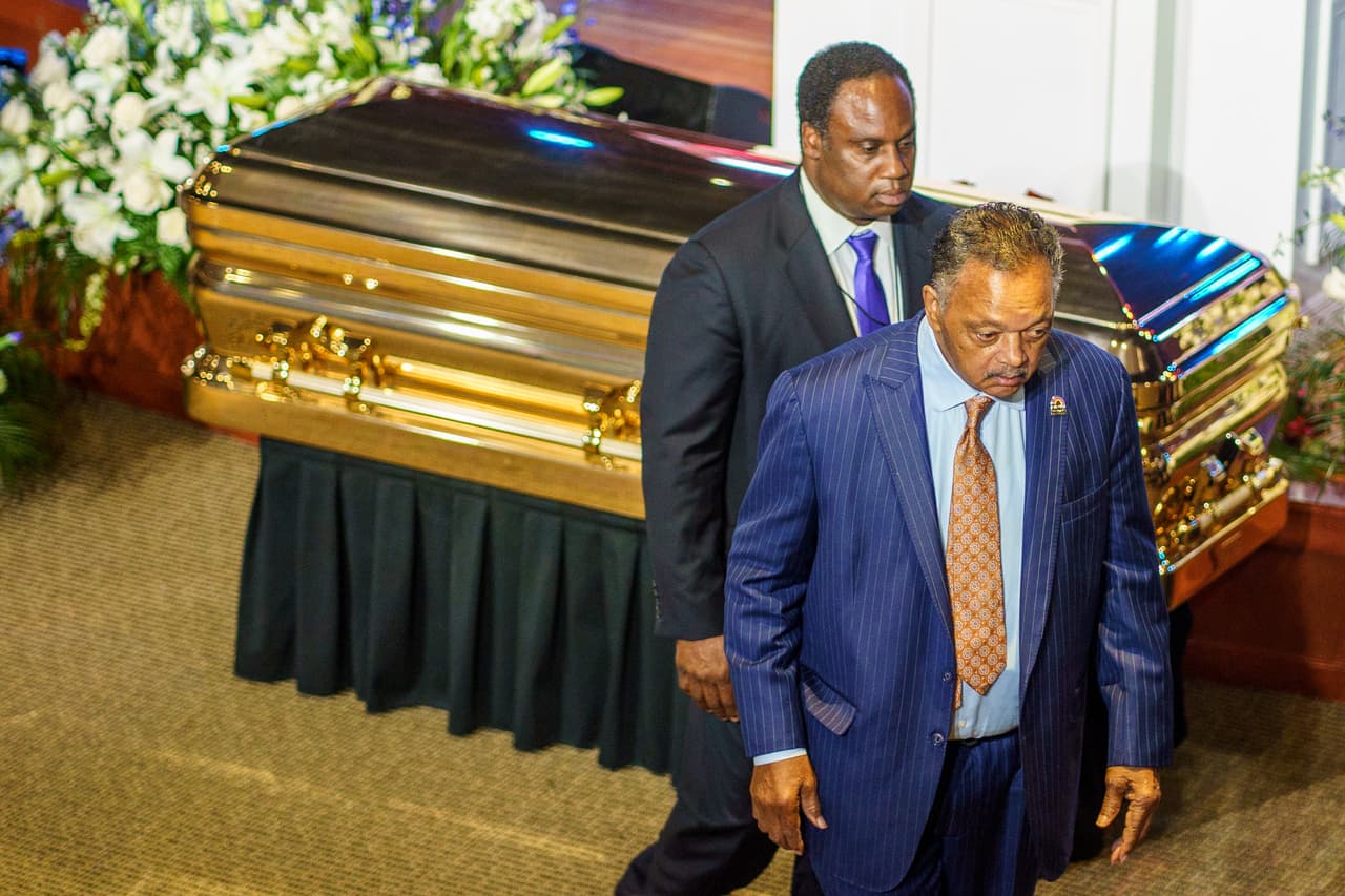 El activista por los derechos civiles, reverendo Jesse Jackson (derecha), y su hijo Jonathan Jackson también acudieron a rendir honor a los restos de George Floyd, el hombre que murió mientras el policía apretaba su rodilla contra su cuello en un arresto el pasado 325 de mayo.