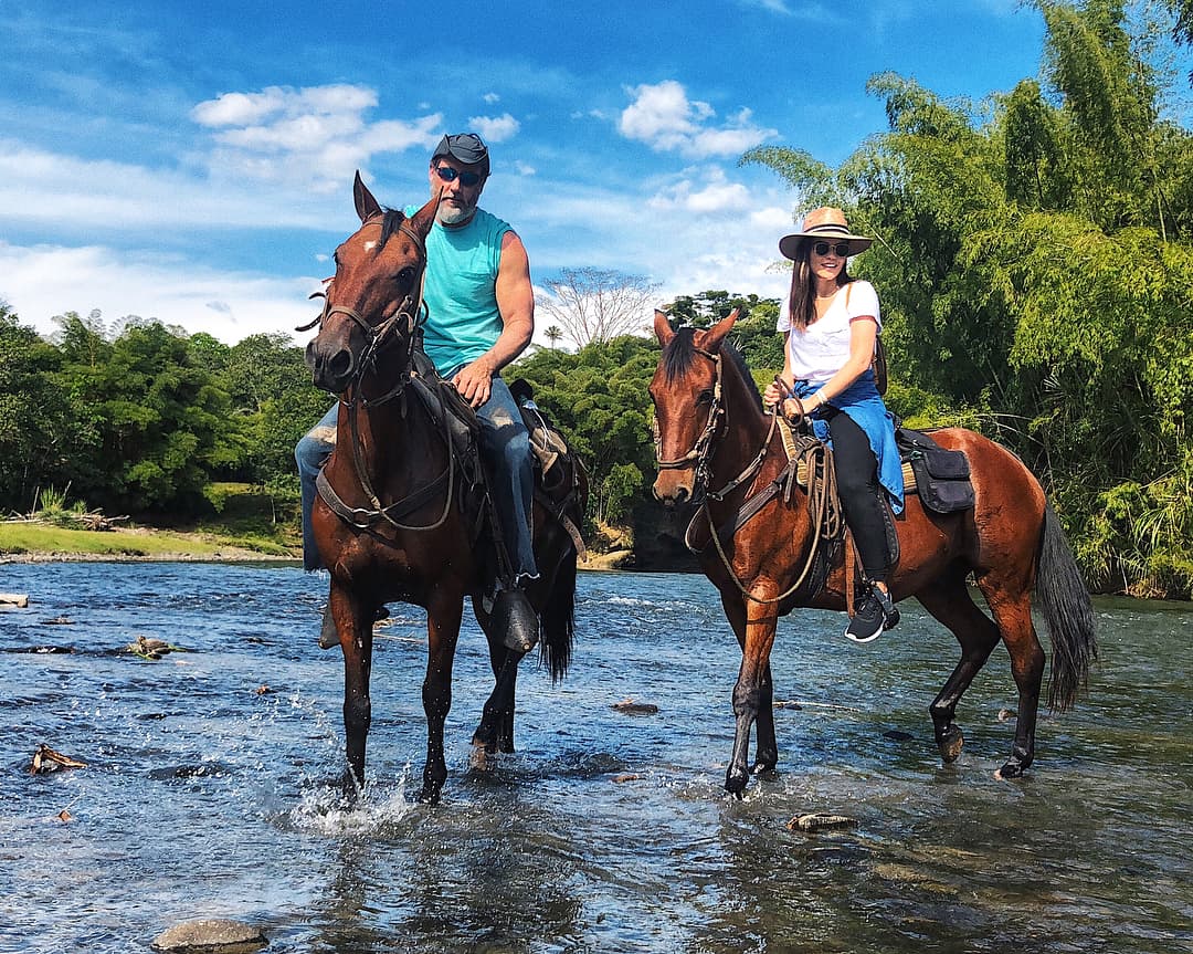 La historia de amor de Karina y Carlos comenzó el 14 de febrero de 2018, pero su 
<b><a href="https://www.univision.com/shows/el-gordo-y-la-flaca/karina-banda-cae-en-la-trampa-de-el-gordo-asi-termina-confesando-que-desea-que-carlos-ponce-le-de-el-anillo-video">primera cita</a></b> fue el 28 de mayo de 2018. Aunque todo parecía ir 'viento en popa', en abril de 2019, la mexicana anunció en El Gordo y La Flaca que su relación con el actor había llegado a su fin después de 10 meses.
<br>