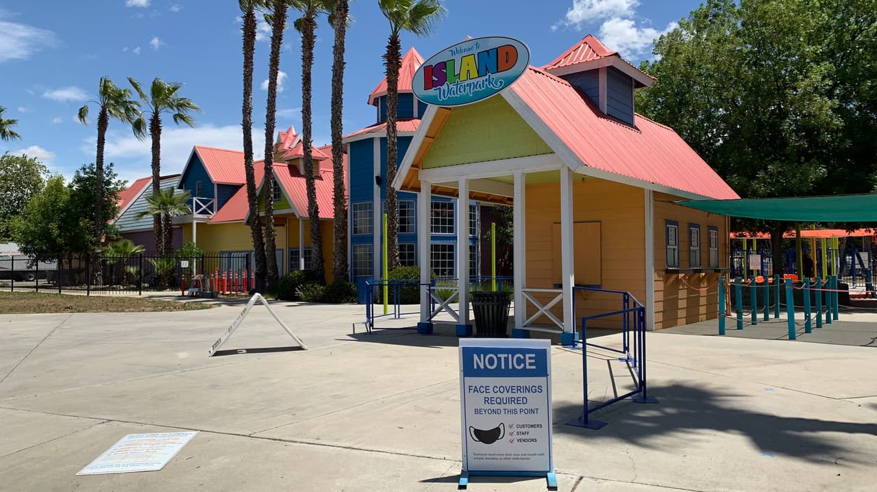 Se mantiene cerrada la alberca de olas de un parque acuático de Fresno mientras continúa la investigación de la muerte de un hombre 