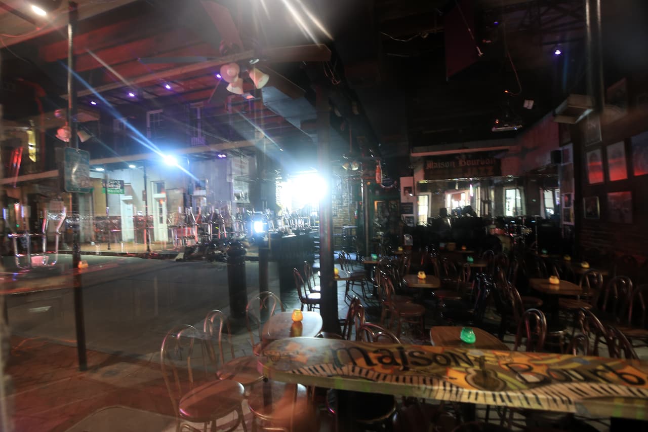 Un bar totalmente vacío en la popular calle Bourbon, de Nueva Orleans, Louisiana, uno de los sitios turísticos más visitados del país. John Bel Edwards, gobernador de ese estado, ordenó el cierre de bares, gimnasios y casinos hasta el 13 de abril.