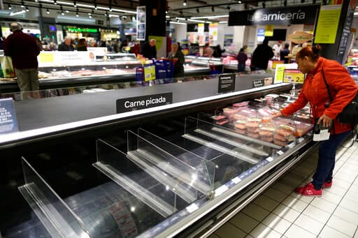 Un empleado del supermercado Alcampo dijo al diario El País: “Nos estamos quedando con pocos productos, esto empezó desde ayer y ahora estamos colapsados”.
<br>