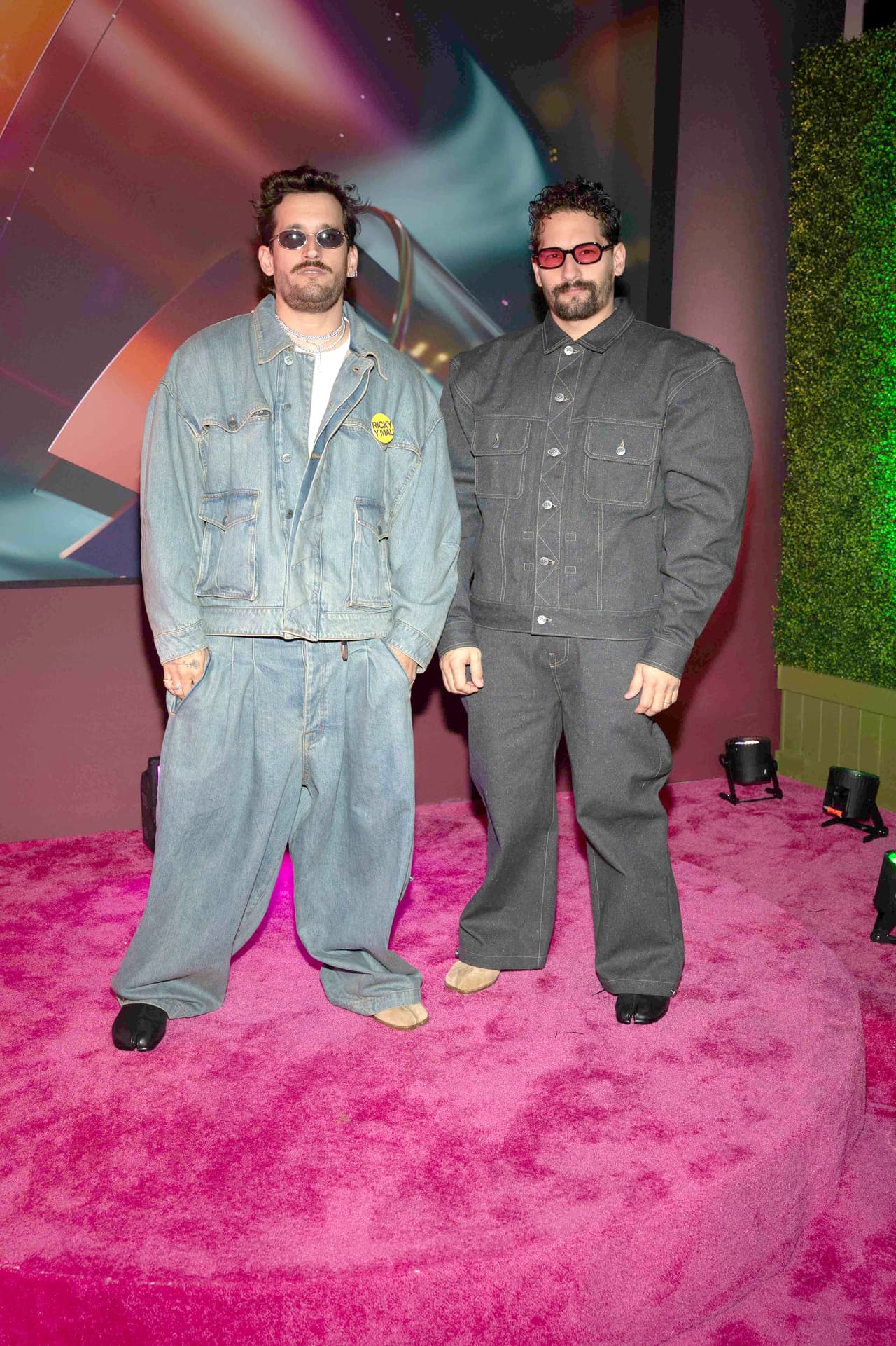 Mau y Ricky combinados con sus looks de mezclilla.