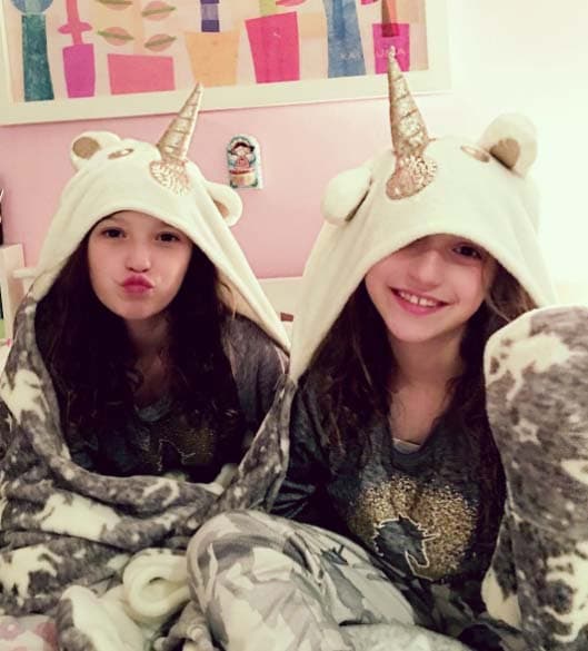 Mía y Nina son las niñas más lindas. Los unicornios les encantan.