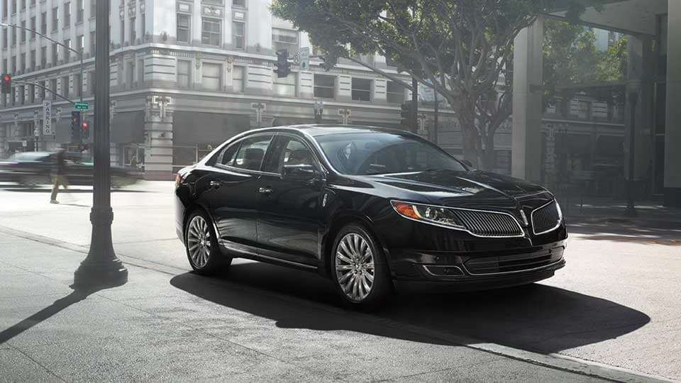 Peor sedán mediano de lujo: Consumer Reports dice que el Lincoln MKS está viejo y superado. Estamos de acuerdo, aunque hay que tener en cuenta que el MKS es el proverbial árbol caído del que todos hacen leña, ya que el pesado Lincoln será reemplazado en unas cuantas semanas por el bien recibido Lincoln Continental.