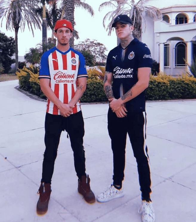 El deportista tiene 26 años y se mantiene alejado de las redes sociales, pero se le puede ver pasando el tiempo con su hermano menor.