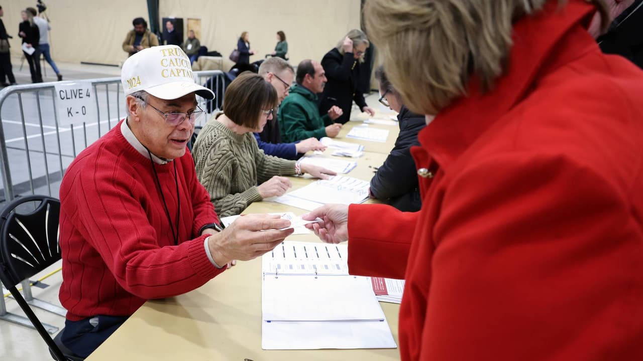 ¿Qué se adjudica a republicanos y demócratas en el caucus de Iowa? Te explicamos en esta gráfica