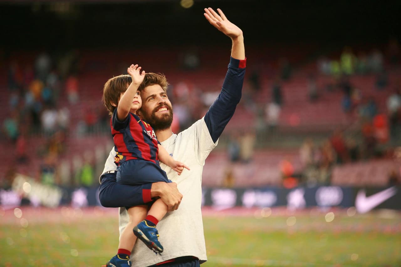 Milan saludando a los aficionados.