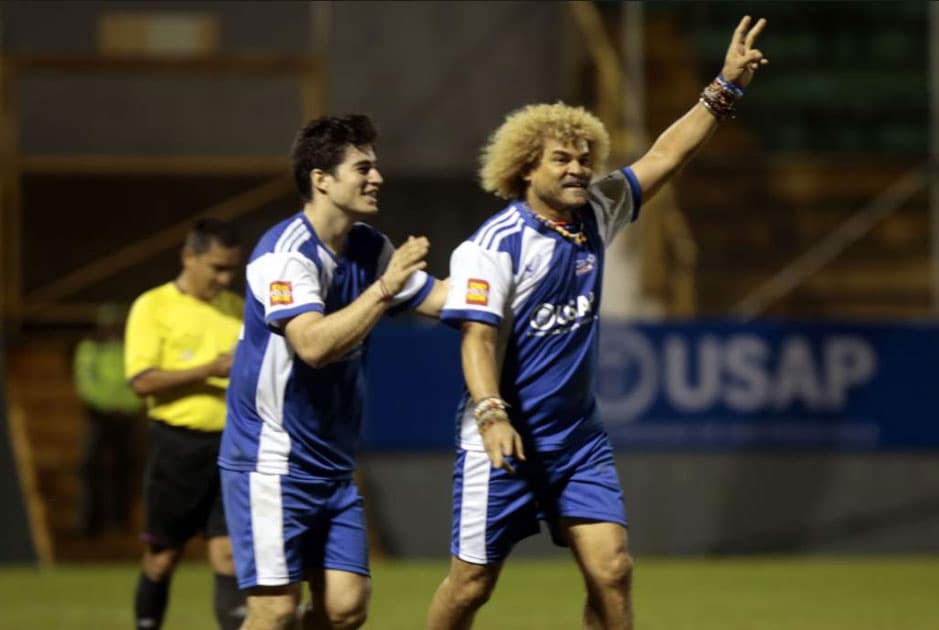 Fue parte de los equipos Emelec y Barcelona en su natal Ecuador.