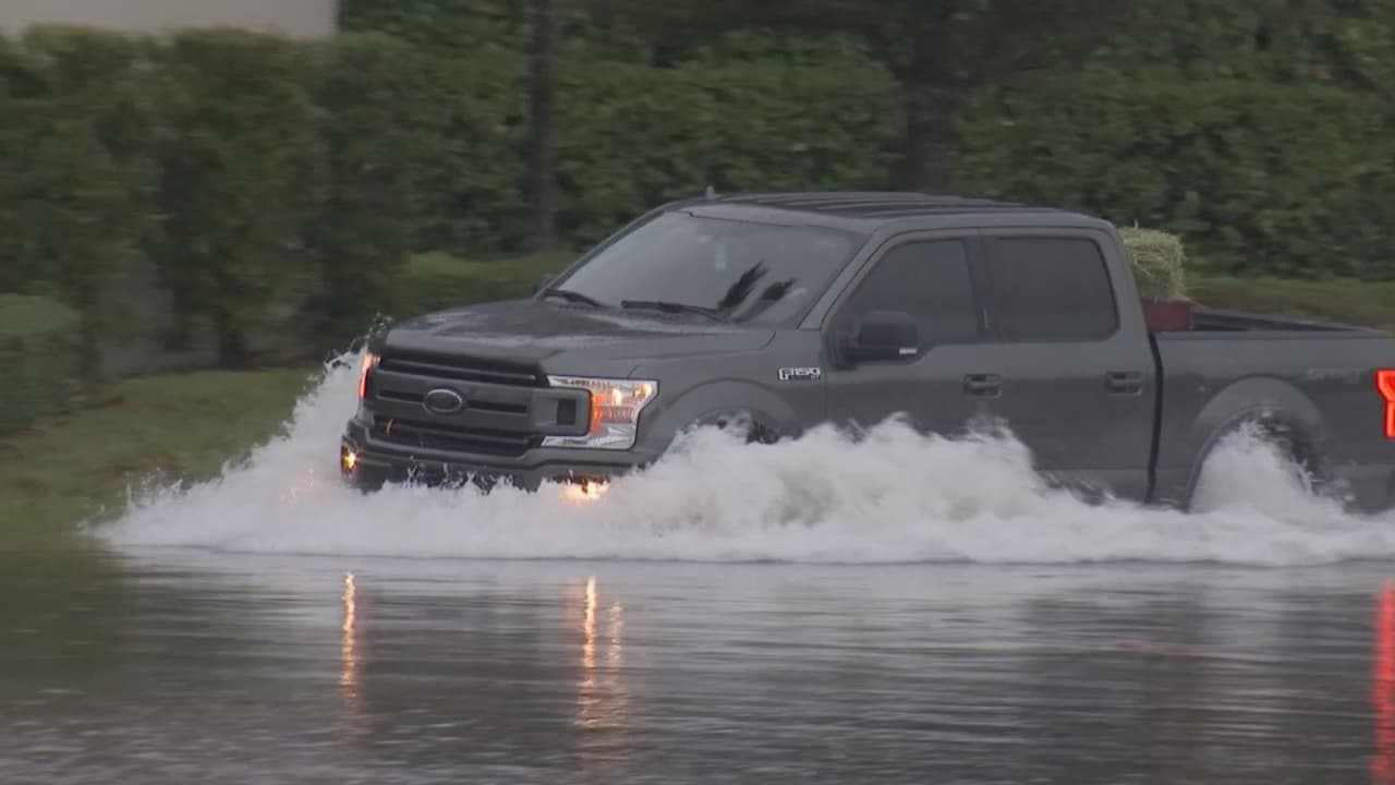 Aunque las camionetas tuvieron ventaja frente a los vehículos pequeños, también tuvieron que enfrentarse a las aguas.