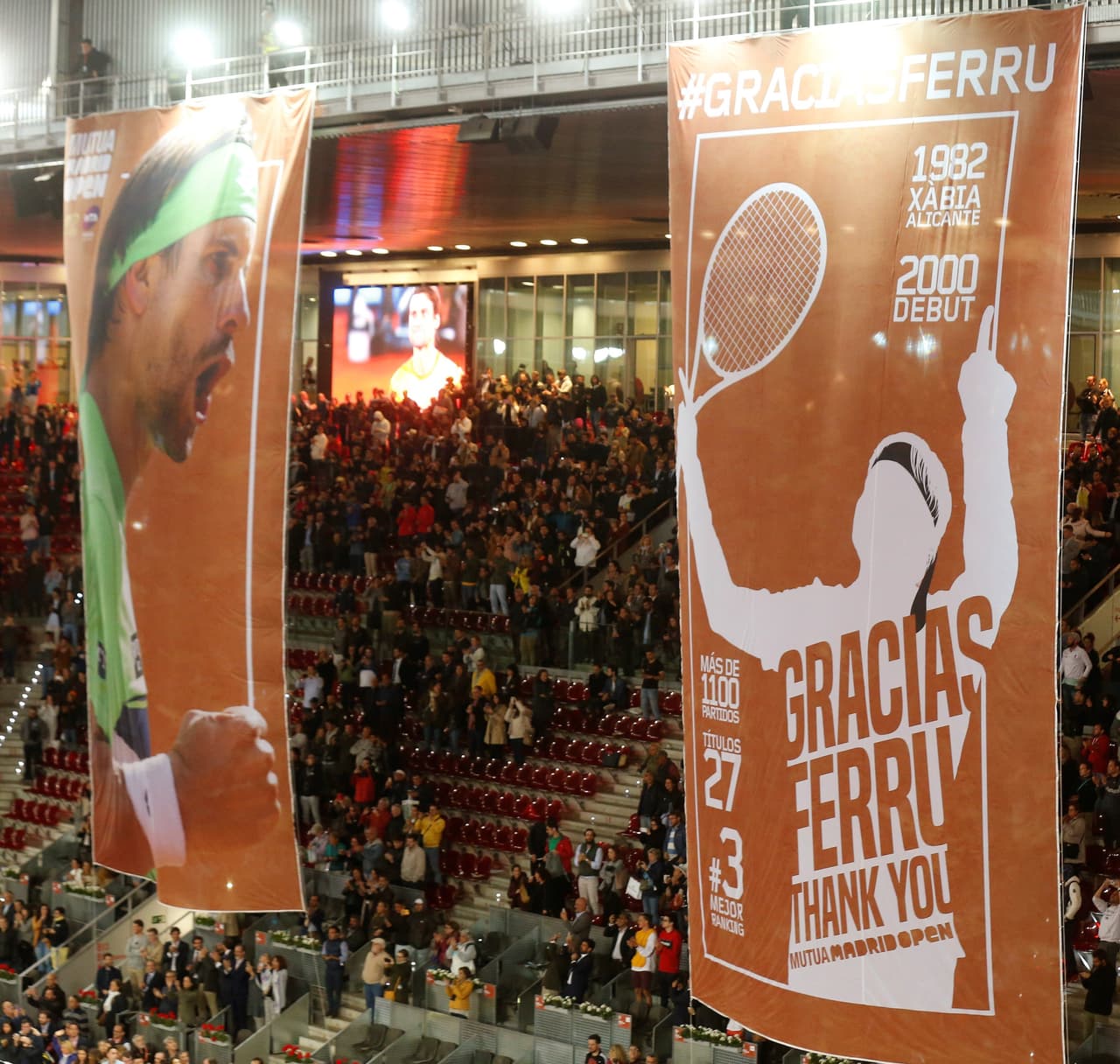 Dos pancartas desplegadas en las instalaciones de la cancha central de la Caja Mágica en homenaje al tenista David Ferrer.