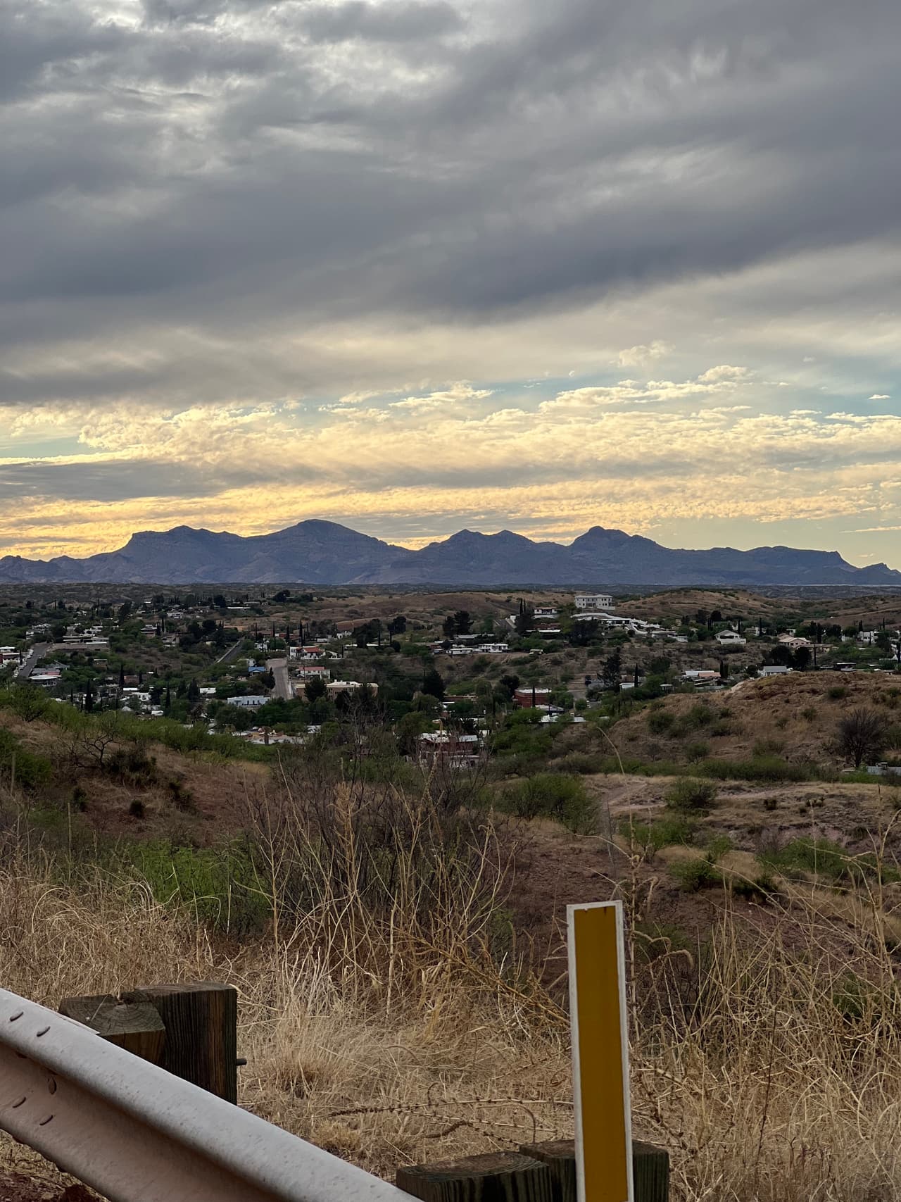 Parece una tarde tranquila en Nogales, Arizona. Dos patrullas buscan un grupo de inmigrantes que cruzaron por esta área.