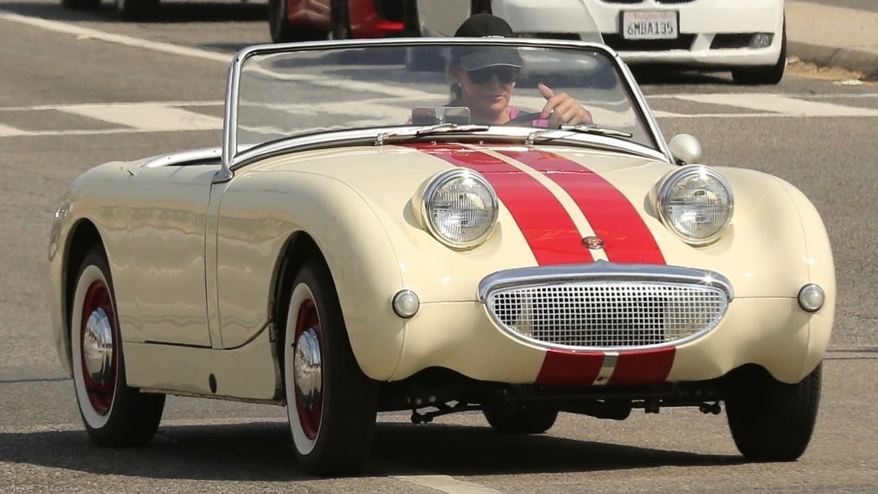 <h3 class="cms-h3-H3">Caitlyn Jenner - Austin-Healey Sprite 1960</h3>
<br>
<br>Caitlyn Jenner es probablemente la responsable de la inagotable fiebre automovilística de sus famosas hijas adoptivas y biológicas. La patriarca del clan Kardashian-Jenner es una verdadera conocedora del tema automotriz y su afición la ha puesto detrás del volante de alguno de los modelos más exclusivos del planeta. 
<br>
<br>Este 
<b>Austin-Healey Sprite 1960</b> es similar a un auto que el padre de Jenner poseyó mientras crecía en el condado de Westchester al sur del estado de Nueva York. Jenner siempre sintió una gran frustración por el hecho de que su padre vendió su Sprite antes de que lo pudiese manejarlo legalmente. Austin-Healey construyó un total de 48,987 de unidades de la primera generación del Sprite, haciéndolo un modelo difícil de conseguir y muy coleccionable. A pesar de su aspecto deportivo el Sprite no es un auto potente, su microscópico motor de 4 cilindros con 0.9 litros de desplazamiento produce apenas 47 caballos de fuerza pero
