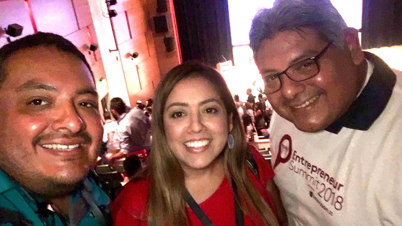 Nick García, jefe de camarógrafos de Univision 45, con sus hermanos Pedro y María de Lourdes.