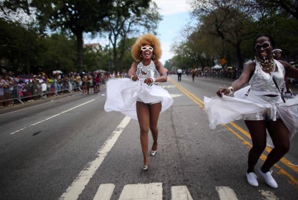 Participantes vestidas como Marylin Monroe caminan a través del desfile.
