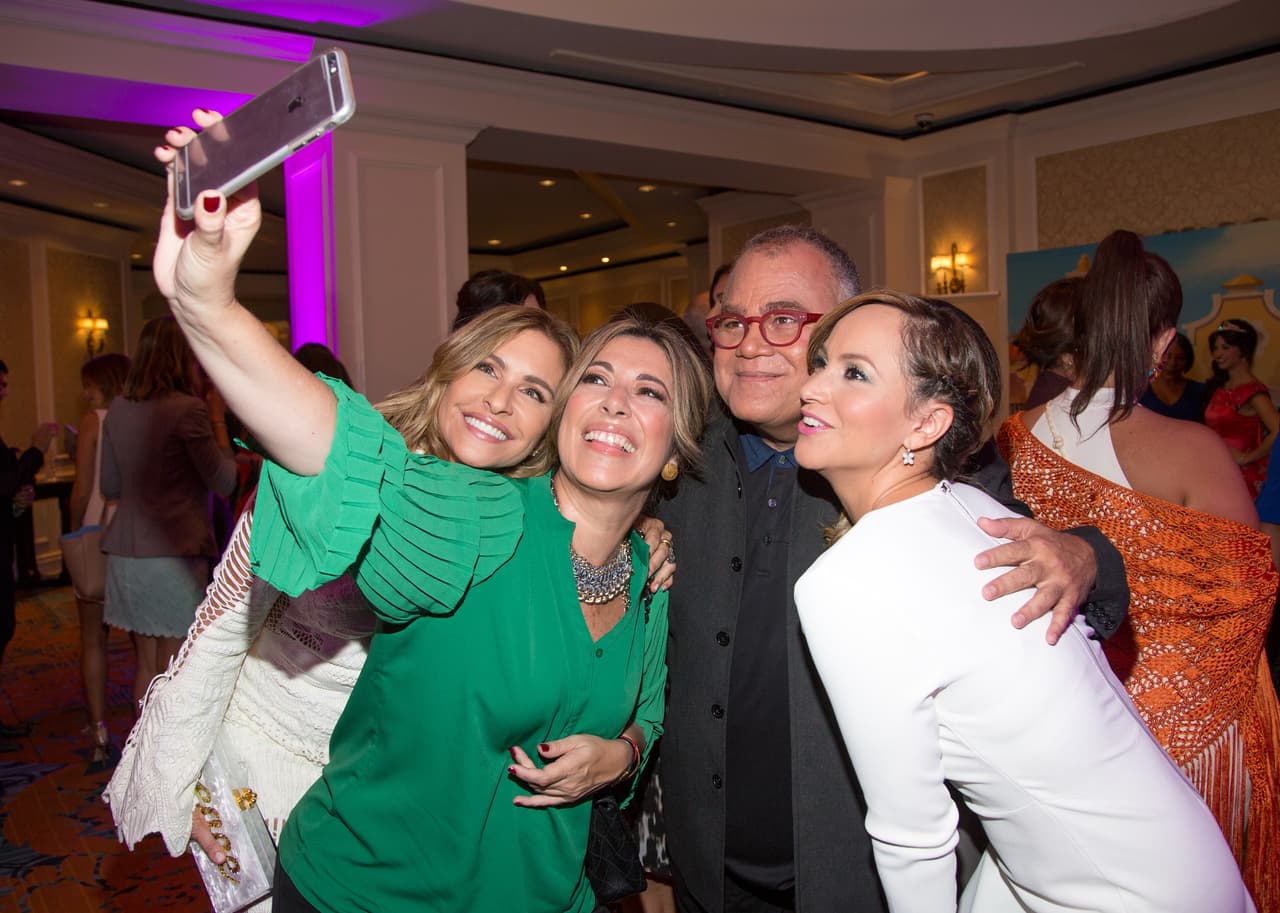 La selfie del recuerdo: Alina Villasante, Luz María Doria, Armando Correa y Satcha Pretto.