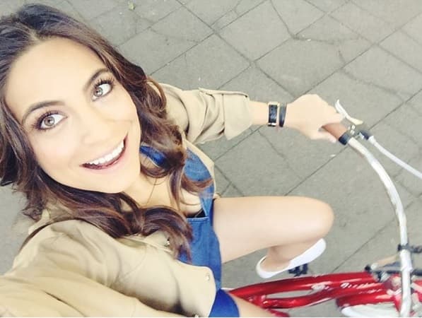 ANA BRENDA CONTRERAS. Le fascina rodar en bicicleta, si te preguntabas por qué tiene unas piernas tan hermosas, aquí te revela su secreto.