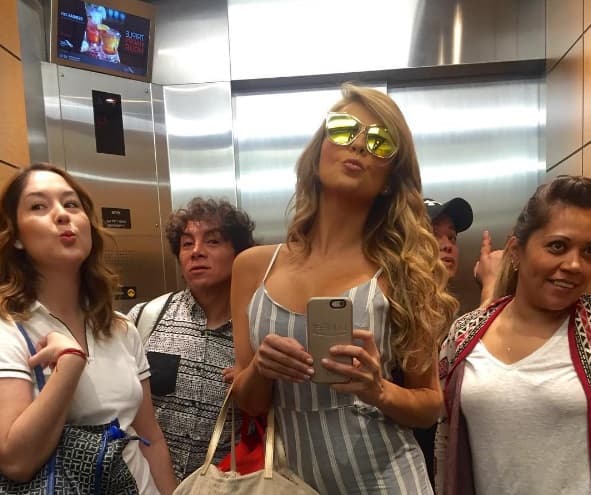 MARJORIE DE SOUSA. Antes de empezar a trabajar, la bella venezolana se toma selfies en el elevador.