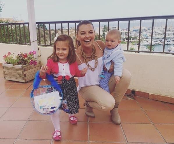 Y en otro de sus ratros libres disfruta reunirse con su familia para conocer a sus nuevos primitos.