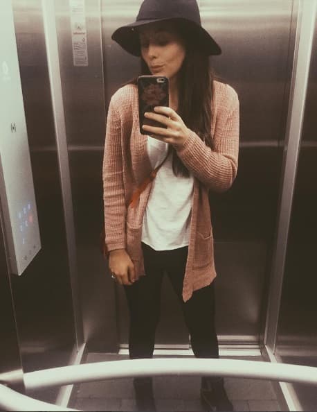 La guapa actriz también invierte tiempo en tomarse muchas selfies, como esta en el elevador.