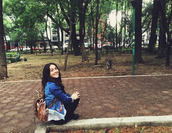 Y como ama tanto a su perrito también lo lleva al parque.