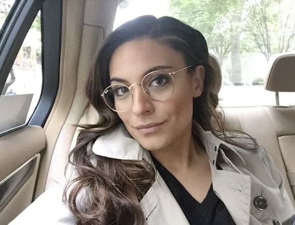 Y luego presume sus nuevas gafas y le pone a su look un toque más intelectual.