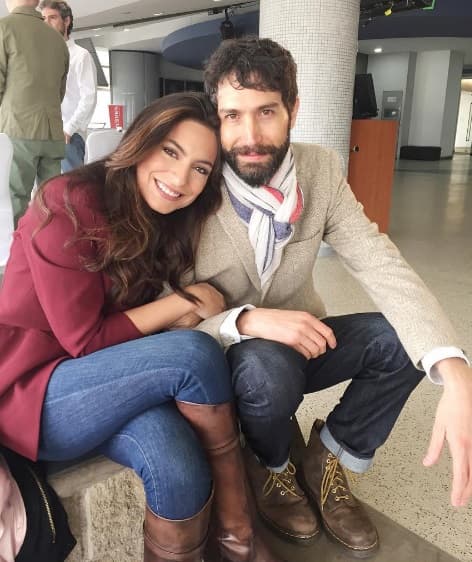 Y aprovecha para compartir un poco con sus adorables amigos, esta ocasión con el cantante Benny Ibarra.