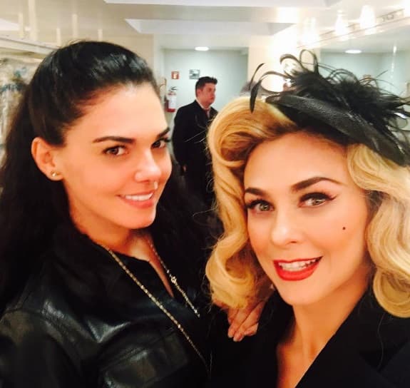 Livia tampoco deja de ir al teatro, así celebró la visita que le hizo a su amiga Aracely Arámbula en la obra 'Un Picasso'.