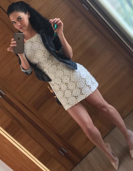 Y tampoco se olvida de lucir para sus fans un lindo look muy a la Maribel Guardia.