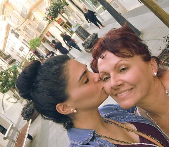 Como buena hija no se olvida de consentir a su mami, la mujer más importante en su vida.