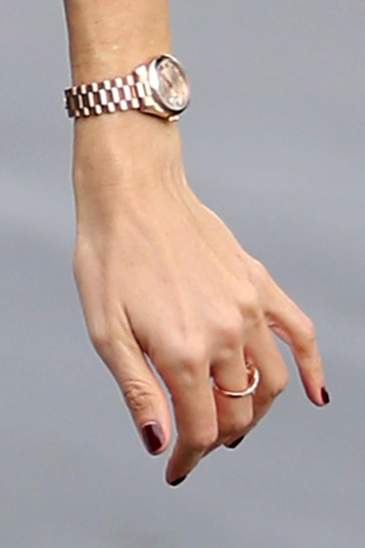 Y con una sorpresita: ya se quitó el anillo de matrimonio.