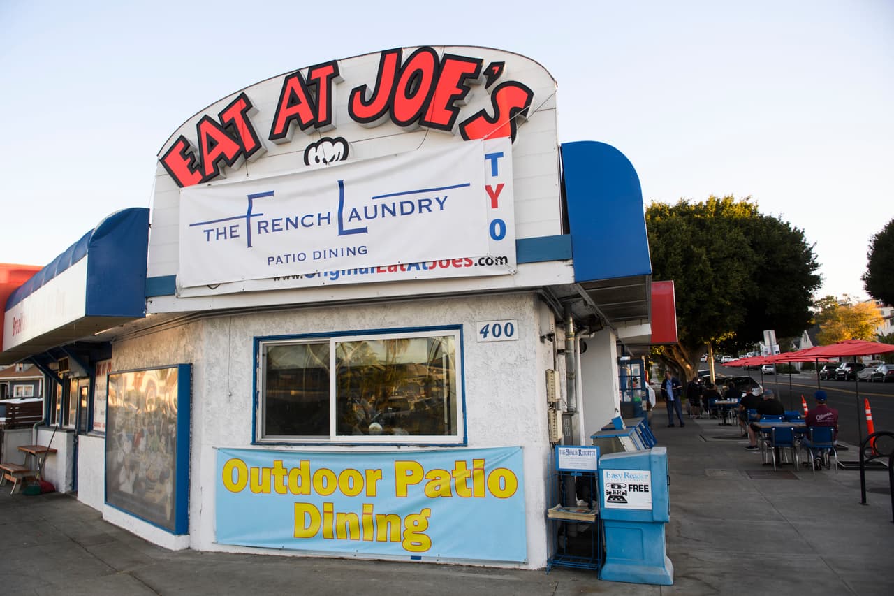 El nombre del popular restaurante es Eat at Joe's, sin embargo retando las recientes restricciones y retando al
<a href="https://www.univision.com/local/san-francisco-kdtv/london-breed-desata-polemica-por-cenar-en-un-restaurante-de-lujo-como-gavin-newsom">gobernador Newson</a> ahora tiene una pancarta con el nombre "
<a href="https://www.univision.com/local/los-angeles-kmex/elecciones-estados-unidos-2020/cometi-un-grave-error-newsom-responde-a-las-criticas-por-asistir-a-una-reunion-en-tiempos-de-coronavirus">The French Laundry</a>" el lujoso restaurante en donde el líder estatal cenó con más de 12 personas, sin guardar la distancia, ni usar mascarillas, ni mucho menos comió en mesas con separadores laminados como los que la gran mayoría de restaurantes en el estado tienen que operar.