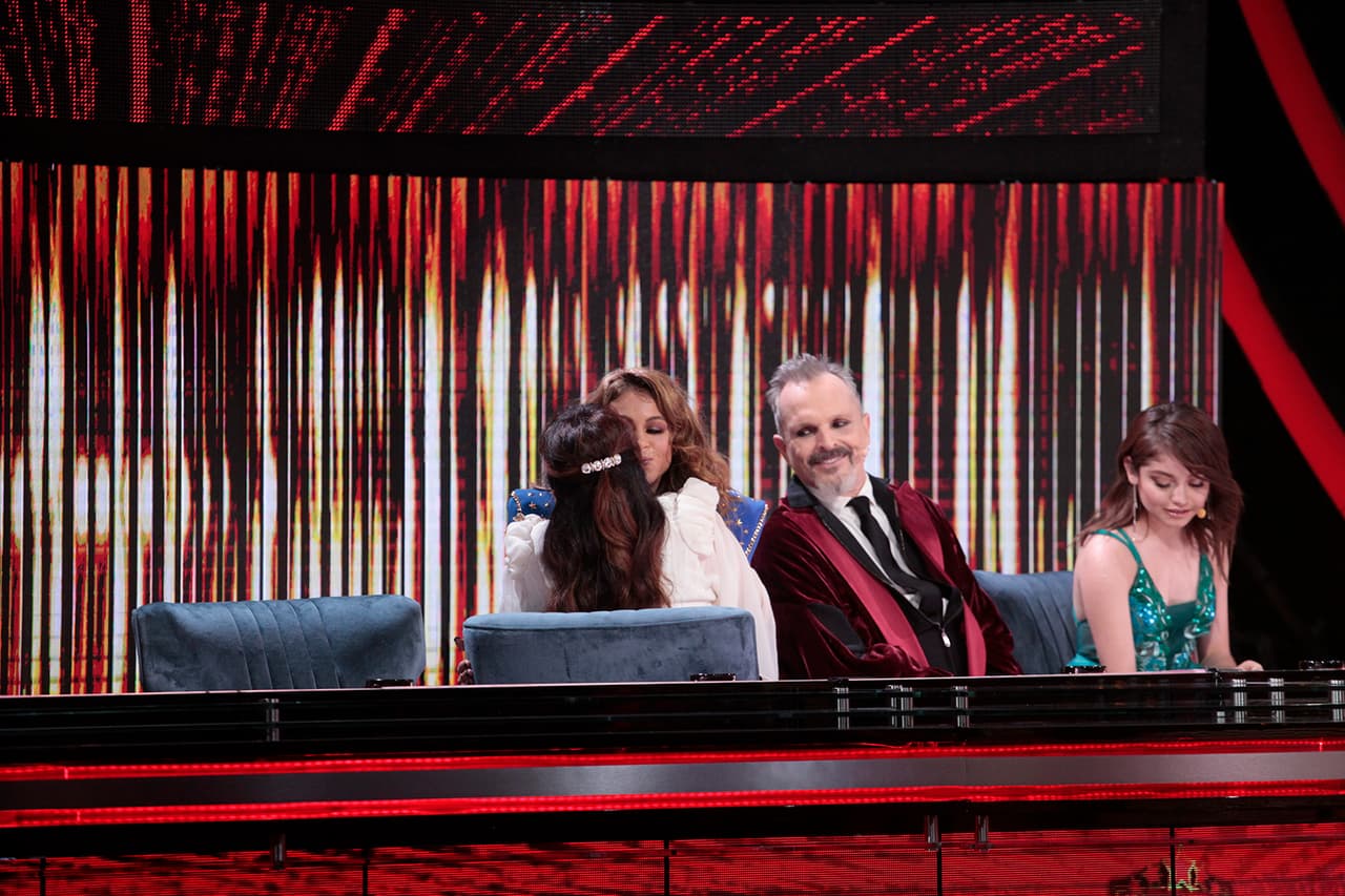 "Feliz de estar con mi amor y con mi otro amor", dijo Paulina, refiriéndose a Miguel Bosé y Verónica Castro. "Y también a mi chico tostado, qué no", señaló en referencia a Albertano.