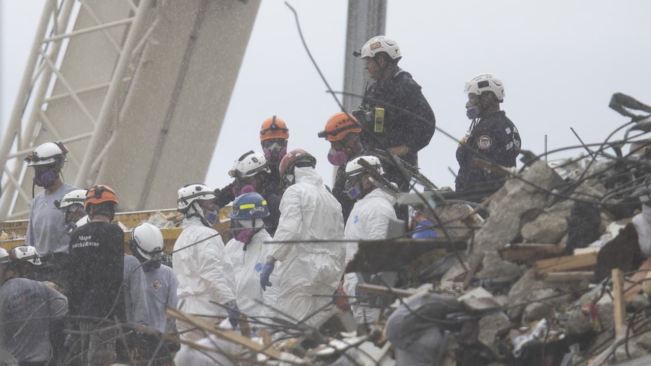 Mal tiempo, escombros y traumas: los obstáculos que enfrentan los rescatistas en el Champlain Towers South